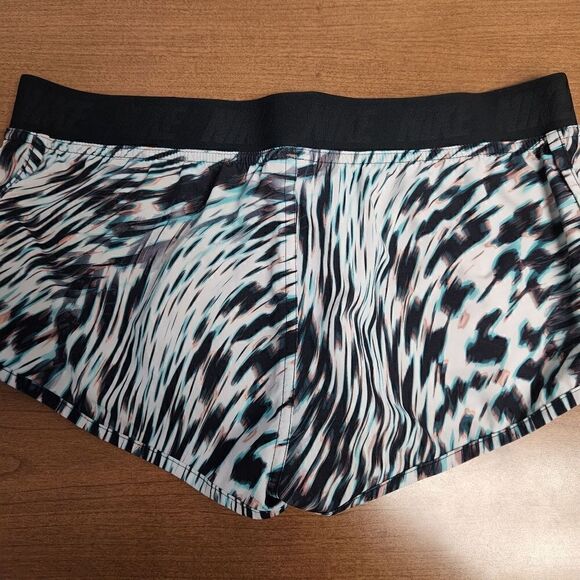 Nike Med green, rose gold and black shorts - Picture 4 of 5